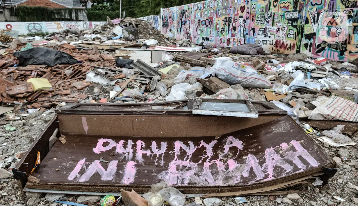 Puing sisa bangunan rumah usai digusur di Jalan Pancoran Buntu II, Pancoran, Jakarta Selatan, Minggu (21/3/2021). Hingga kini, sekitar 35 persen warga masih bertahan dan berharap pemerintah turun tangan mengatasi masalah ini. (merdeka.com/Iqbal S. Nugroho)