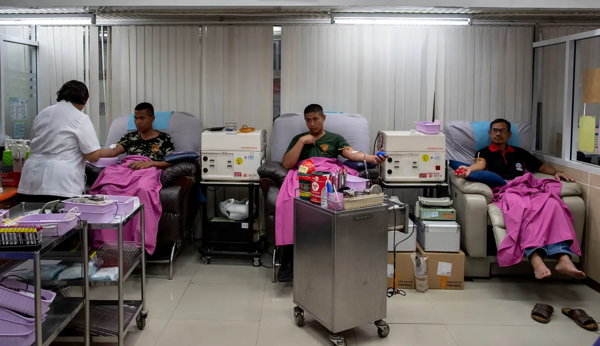 Sejumlah tentara mendonorkan darahnya setelah penembakan brutal di Korat, Nakhon Ratchasima, Thailand, Minggu (9/2/2020). Seorang tentara Thailand, Jakraphanth Thomma, mengamuk dan memberondong pengunjung mal Terminal 21 di Korat dengan senapan. (AP Photo/Gemunu Amarasinghe)