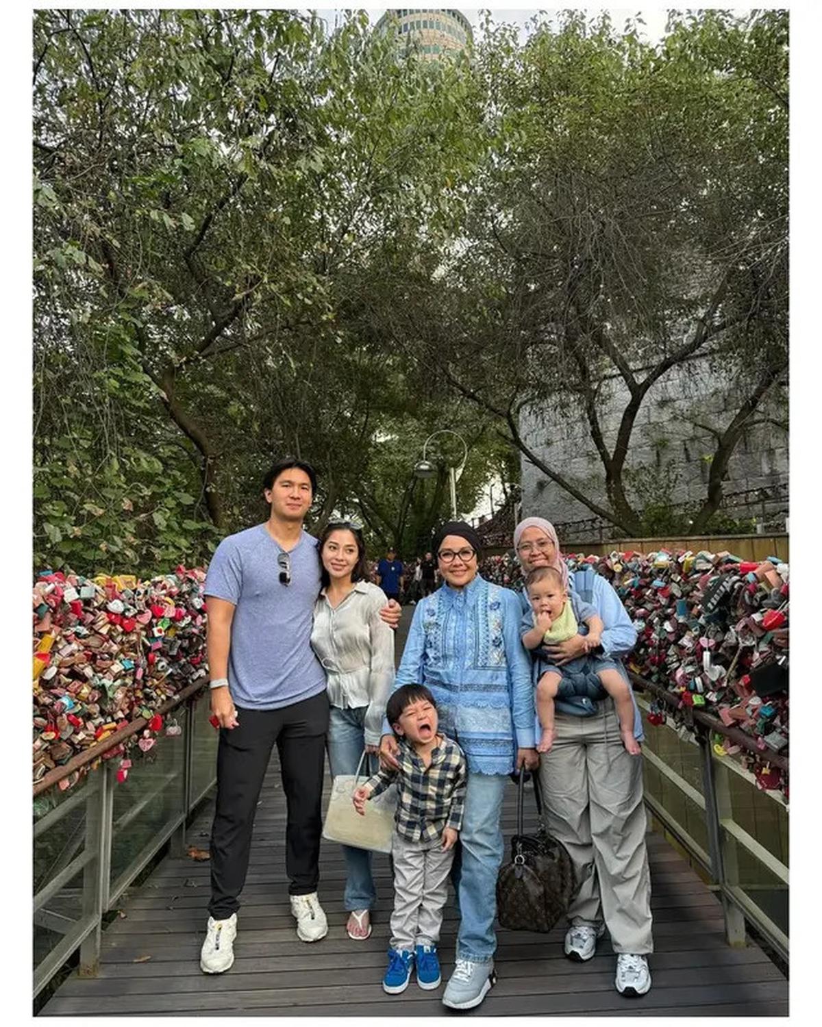 6 Gaya Nikita Willy Liburan di Korea Selatan Bareng Keluarga, Tampil Modis