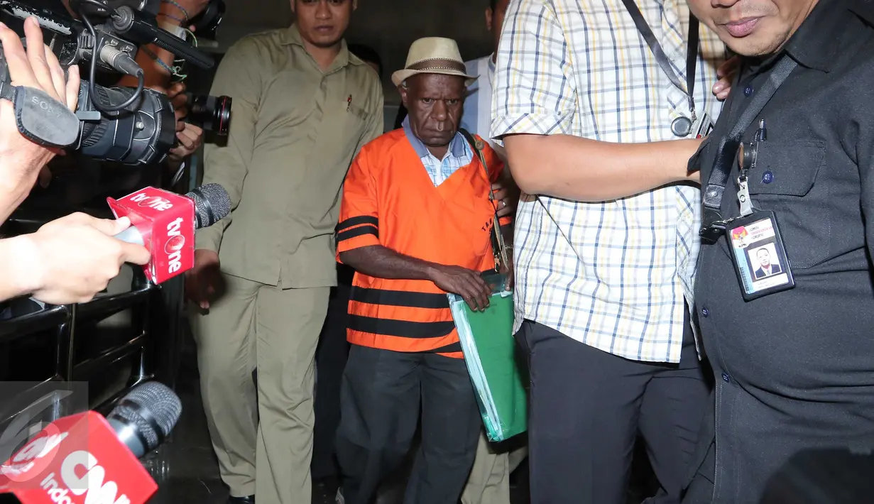 Kepala dinas Pertambangan dan Energi Kab Deiyai Papua Iranius mengenakan baju tahanan usai pemeriksaan di KPK, Jakarta, Kamis (22/10). Iranius ditahan terkait dugaan suap proyek pengembangan pembangkit listrik mikrohidro Papua. (Liputan6.com/Angga Yuniar)