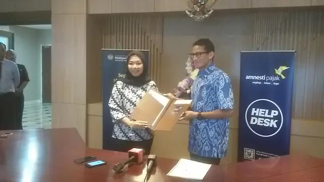 Pengusaha Sandiaga Uno mengikuti Program Pengampunan Pajak (Tax Amnesty) di Kantor Pajak Wajib Pajak Besar Jakarta, Rabu (28/9/2016). (Achmad Dwi Afriyadi)