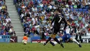 Penyerang Real Madrid, Cristiano Ronaldo berusaha menendang bola dari kejaran pemain Espanyol pada laga Liga Spanyol di Stadion Power8, Senin (18/5/2015). Real Madrid menang 4-1 atas Espanyol. (Reuters/Gustau Nacarino)