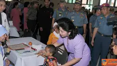 Citizen6, Bekasi: Tetty Agus Suhartono menemani seorang anak untuk memeriksa kesehatan di pengobatan gratis. (Pengirim: Badarudin Bakri Badar)