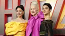 Lucy Liu, Helen Mirren dan Rachel Zegler berpose untuk fotografer setibanya di pemutaran perdana film 'Shazam! Fury of the Gods' di London, Selasa (7/3/2023). (Photo by Alberto Pezzali/Invision/AP)