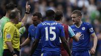 Wasit Jonatahn Moss memberikan striker Leicester, Jamie Vardy, kartu kuning kedua pada laga Liga Premier Inggris di Stadion King Power, Leicester, Minggu (17/4/2016). Vardy mendapat kartu merah pada menit ke-56. (AFP/Adrian Dennis)