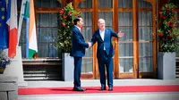 Presiden Joko Widodo atau Jokowi (kiri) disambut oleh Kanselir Jerman Olaf Scholz saat tiba di lokasi KTT G7, Schloss Elmau, Jerman, Senin (27/6/2022). Indonesia hadir sebagai negara mitra G7 sekaligus Presidensi G20. (Foto: Biro Pers Sekretariat Presiden)