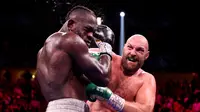 Tyson Fury berhasil mempertahankan gelar juara kelas verat versi WBC. Menghadapi Deontay Wilder dalam duel trilogi di MGM Arena, Minggu pagi WIB (10/10/2021), Fury sukses menang KO. (AFP via Getty Images/Al Bello)