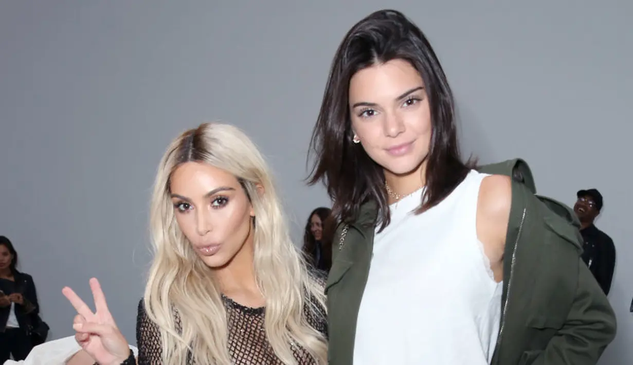 Dilansir dari E! News, Kendall dan Kim mengunjungi Khloe dengan private jet. (Moviefone)