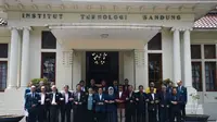 Majelis Rektor Perguruan Tinggi Negeri Indonesia memberikan pernyataan sikap terkait persatuan dan kesatuan di Gedung Rektorat Institut Teknologi Bandung (ITB), Sabtu (18/5/2019). (Dok. Humas ITB)