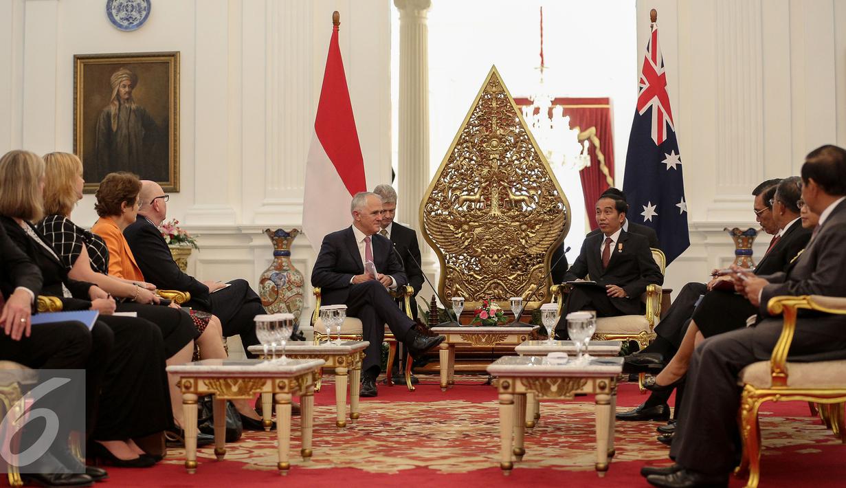 Presiden Joko Widodo bersama PM Australia berbincang saat melakukan pertemuan Istana Merdeka, Jakarta, Kamis (12/11). Presiden Jokowi mengucapkan terima kasih ke pemerintah Australia terkait bantuan mengatasi kebakaran hutan. (Liputan6.com/Faizal Fanani)