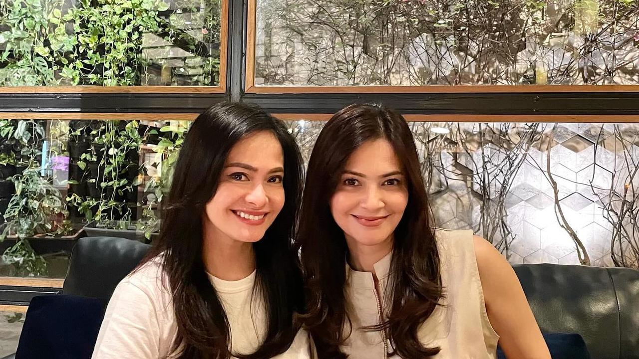 7 Potret Persahabatan Cut Tari dan Ersa Mayori yang Tak Lekang oleh Waktu, Punya Wajah Mirip dan Sama Awet Mudanya