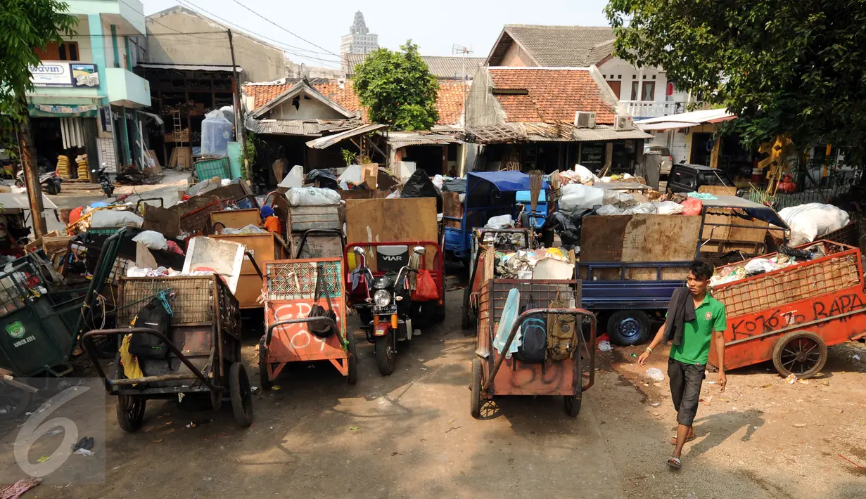 Antrean motor gerobak sampah yang akan membuang sampah di Tempat Pembuangan Sampah Sementara Kalibata, Jakarta, Rabu (4/11/2015). Menurut warga, penumpukan sampah ini sudah terjadi sejak Senin (2/11) lalu. (Liputan6.com/Helmi Fithriansyah)