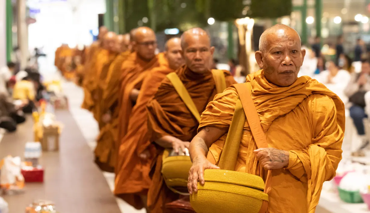 Para biksu Buddha menggelar upacara pembukaan kembali pusat perbelanjaan Terminal 21 usai penembakan massal di Nakhon Ratchasima, Thailand, Kamis (13/2/2020). Sebelumnya, seorang tentara yang mengamuk melepaskan tembakan di mal tersebut hingga menewaskan 29 orang. (AP Photo/Sakchai Lalit)