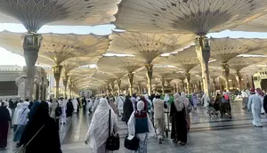 Jemaah haji Indonesia membutuhkan bantuan mobilitas selama berada di kawasan Masjid Nabawi, Madinah, kini dapat memanfaatkan layanan peminjaman kursi roda secara gratis. (Istimewa)