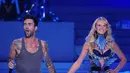 Hanya dengan memakai singlet yang biasa digunakan untuk pakaian dalam ini pun Adam Levine tetap dapat memikat penonton khususnya para wanita. (Bintang/EPA)