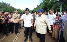 VIDEO: Detik-Detik Prabowo Terima Surat Anak Laki-Laki Berani di Agam, Langsung Dikantongi