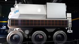 Bernama Lunar Cruiser, mobil kerjasama antara JAXA (badan antariksa Jepang) dan Toyota ini akan digunakan untuk menghidupkan kembali misi eksplorasi berawak di Bulan. (Kazuhiro NOGI/AFP)