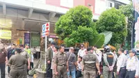Viral Emak-emak Pedagang 'Starling' Mencak-mencak Ogah Ditertibkan, Ini Reaksi Satpol PP