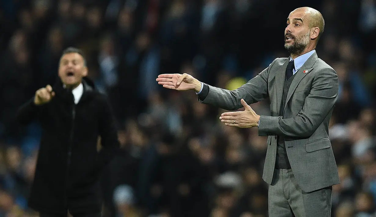 Pelatih Manchester City, Pep Guardiola, memberikan arahan kepada anak asuhnya saat melawan Barcelona pada laga Liga Champions di Stadion Ettihad, Inggris, Selasa (1/11/2016). City menang 3-1 atas Barcelona. (AFP/Oli Scarff)