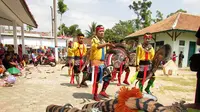 Kesenian ebeg menjadi ciri khas daerah Banyumas. Penari ebeg terdiri dari penari lelaki dan perempuan. Tari ebeg ini dilakukan serentak di beberapa objek wisata Banyumas saat libur Lebaran. (Liputan6.com/Muhamad Ridlo).