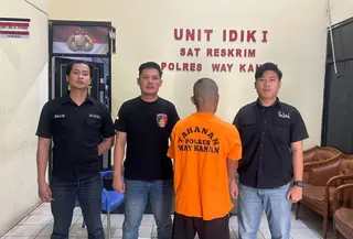 Perselisihan yang diduga dipicu tuduhan merusak rumah dan persoalan utang berujung penganiayaan terhadap seorang pria di Kabupaten Way Kanan, Lampung.
