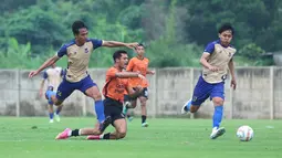 Pemain Persija Jakarta, Aji Kusuma, terjatuh saat melawan Persikota Tangerang dalam uji coba di Nirwana Park, Sawangan, Depok, Kamis (15/2/2024). (Bola.com/M Iqbal Ichsan)