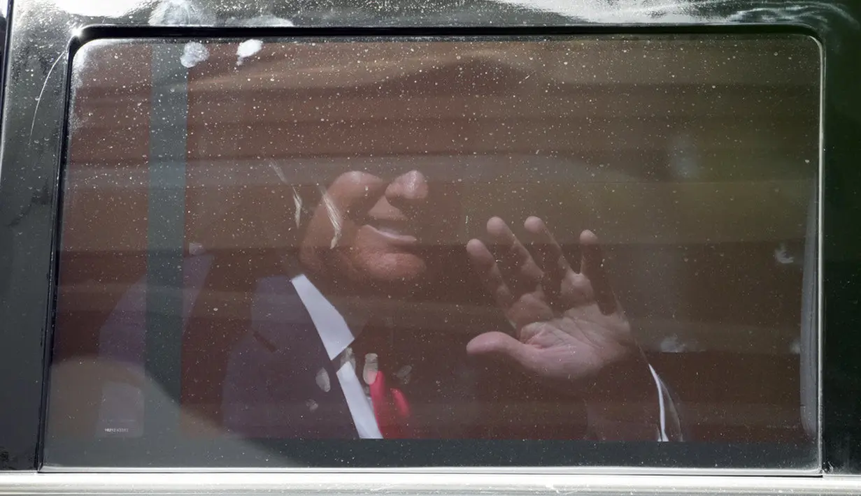 <p>Setelah memicu kehebohan di restoran Kuba, Trump yang merupakan kandidat calon presiden unggulan dari Partai Republik dalam Pilpres AS 2024, terbang ke New Jersey, di mana dia berpidato di hadapan pendukungnya di resornya, Bedminister. (AP Photo/Chris O'Meara)</p>
