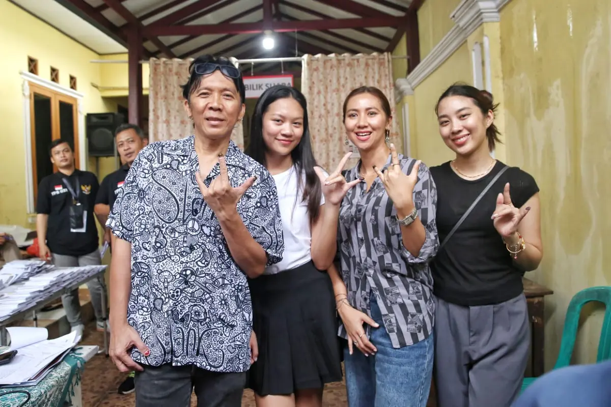 Bimbim Slank dan keluarga saat mencoblos