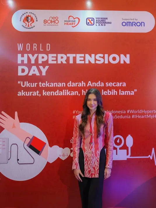 Batik tersebut dipadukan dengan loose pants berwarna hitam.