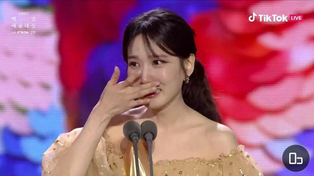 Kala nama Park Eun Bin disebut sebagai pemenang Daesang Baeksang Arts Awards, sontak pemain Extraordinary Attorney Woo itu terkejut dan menangis.