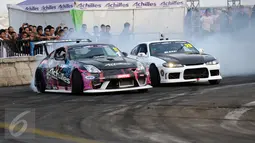 Dua drifter beraksi di ajang Achilles Motorsport Festival 2015 di JIExpo Kemayoran Jakarta, Sabtu (19/12). Achilles Motorsport Festival 2015 digelar di tiga kota, Jogjakarta, Surabaya, dan Jakarta. (Liputan6.com/Helmi Fithriansyah)