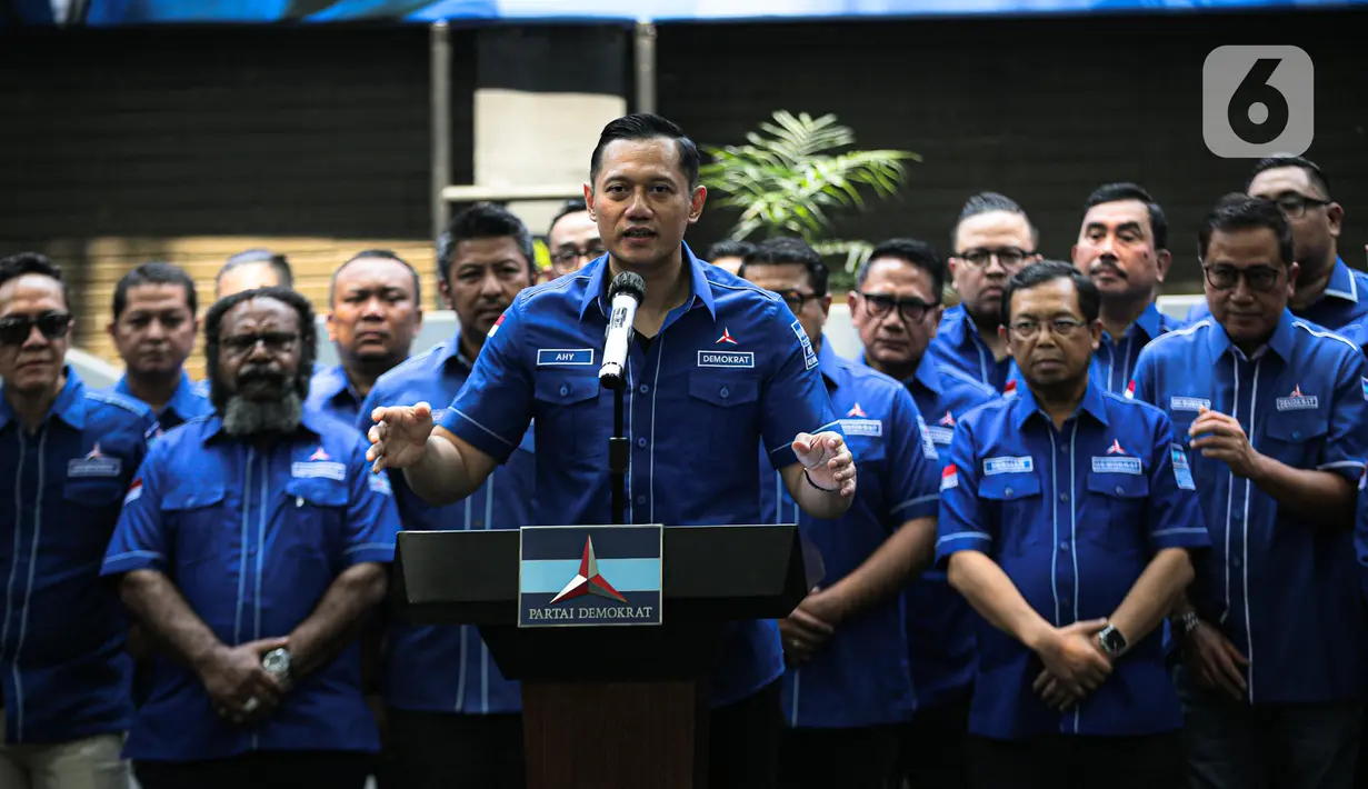 Ketua Umum Partai Demokrat Agus Harimurti Yudhoyono (AHY) memberikan pandangan awal tahun dan isu terkini di DPP Partai Demokrat, Jakarta, Kamis (12/1/2023). Salah satu yang menjadi sorotan AHY yakni KUHP yang baru disahkan. (Liputan6.com/Faizal Fanani)
