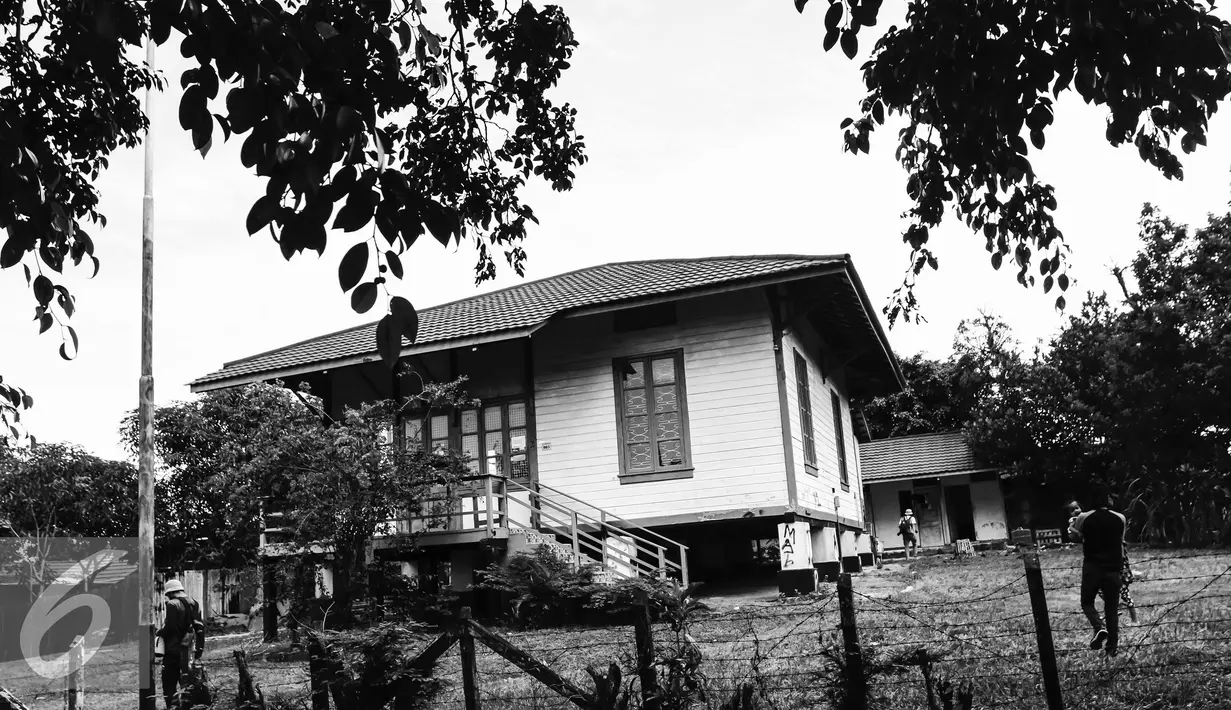 Rumah Panggung peninggalan jaman Belanda berdiri kokoh di kompleks Pertamina Dahor, Kelurahan Kampung Baru Ilir, Balikpapan (15/4). Sebanyak 9 rumah akan disisakan menjadi cagar budaya sebagai objek wisata dan bersejarah. (Liputan6.com/Fery Pradolo)