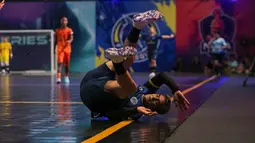 Pemain Fury Squad, Cristian Gonzales terjatuh setelah berebut dengan pemain Nova Titans dalam laga Futsal X Series 2 di GOR UNJ, Rawamangun, Jakarta, Sabtu (17/01/2026). (Bola.com/Bagaskara Lazuardi)