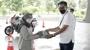Direktur Utama PT Mitra Utama Madani atau PT MUM, Gung Panggodo memberikan hadiah kepada karyawan AO Mekaar pada safety driving di Bandung, Jawa Barat (5/03/2022). Pelatihan safety driving mewujudkan zero accident dalam bekerja selamat dalam berkendara. (Liputan6.com/HO/PNM)
