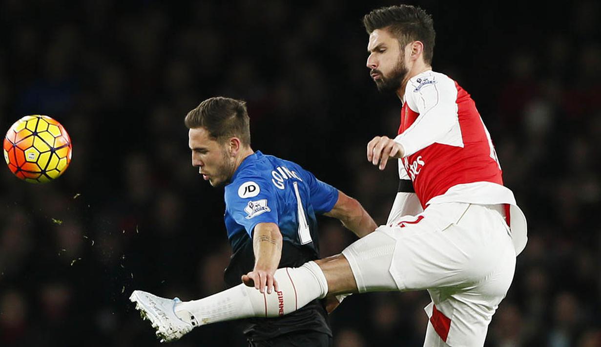 Striker Arsenal, Olivier Giroud, berusaha merebut bola dari pemain Bournemouth, Dan Gosling, pada laga Liga Inggris di Stadion Emirates, Inggris. (Reuters/Stefan Wermuth)
