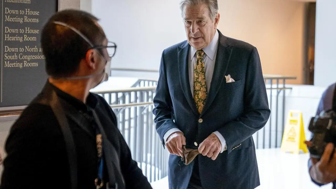 Paul Pelosi (kanan),suamai dari Ketua DPR AS Nancy Pelosi, berada di Gedung Capitol Hill di Washington, pada 17 Maret 2022 2022. (Foto: AP/Andrew Harnik)