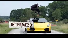 Seorang pria asal Swedia melakukan aksi nekat, yaitu melompati sebuah supercar yang sedang melaju dengan kecepatan tinggi.