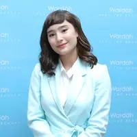 Dengan memakai jas berwarna merah muda, Tatjana terlihat tersenyum ketika difoto. Senyumannya membuat dirinya semakin terlihat mempesona. Apalagi dengan tampilan poni baru menutupi dahinya, menyempurnakan penampilan Tatjana Saphira dalam acara promosi suatu produk (KapanLagi.com/Daniel Kampua)