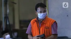 Mantan Bupati Bogor Rachmat Yasin usai menjalani pemeriksaan lanjutan di gedung KPK, Jakarta, Jumat (9/10/2020). Rachmat Yasin diperiksa sebagai tersangka tindak pidana korupsi pemotongan uang dan gratifikasi saat menjabat sebagai Bupati Bogor periode 2008-2014. (Liputan6.com/Helmi Fithriansyah)