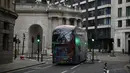 Sebuah bus melewati distrik keuangan pada pagi pertama penerapan lockdown nasional ketiga di Kota London, Inggris, 5 Januari 2021. Inggris menerapkan lockdown nasional ketiga untuk membendung lonjakan infeksi COVID-19 yang mengancam rumah sakit. (AP Photo/Matt Dunham)