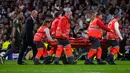 Pemain berkebangsaan Spanyol tersebut kemudian ditandu ke luar lapangan dengan mendapat tepuk tangan meriah dari penonton. (AP Photo/Manu Fernandez)
