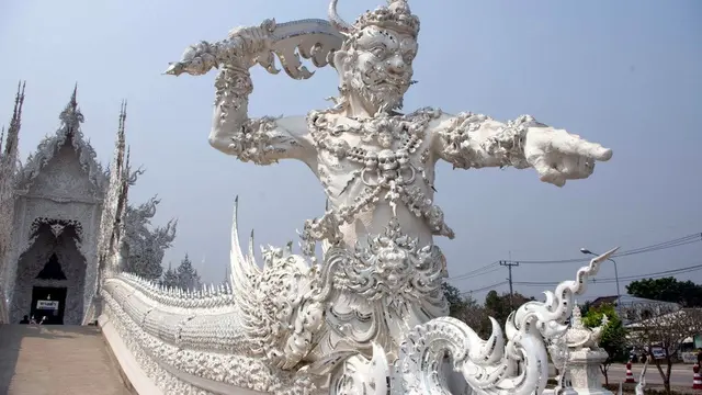 6 Fakta Unik Wat Rong Khun Thailand, Dihiasi Potongan Mosaik Cermin