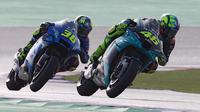 Valentino Rossi dibuntuti Joan Mir pada sesi rangkaian MotoGP Doha. (KARIM JAAFAR / AFP)