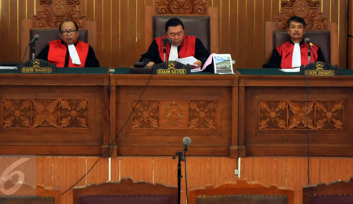 Hakim Ketua, Achmad Rivai (tengah) membaca putusan sidang lanjutan permohonan PK kasus Abu Bakar Baasyir di PN Jakarta Selatan, Selasa (1/12/2015). Majelis memutuskan pemeriksaan permohonan PK dilimpahkan ke PN Cilacap. (Liputan6.com/Helmi Fithriansyah)