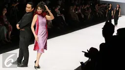 Desainer berpose bersama modelnya saat parade desainer dalam pembukaan Jakarta Fashion Week 2017 di Senayan City, Jakarta, Sabtu (22/10). Ajang tahunan yang ke-9 tersebut menampilkan lebih dari 250 desainer dan label. (Liputan6.com/Immanuel Antonius)