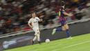 Pemain DRX World Legends, Franck Ribery menggiring bola dalam laga Clash of Legends melawan Barcelona Legends di Stadion Utama Gelora Bung Karno (SUGBK), Senayan, Jakarta, Sabtu (18/04/2026). (Bola.com/Bagaskara Lazuardi)
