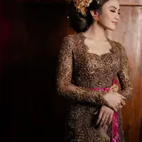 Melihat detail kebaya Mahalini Raharja (@askyfebrianti)