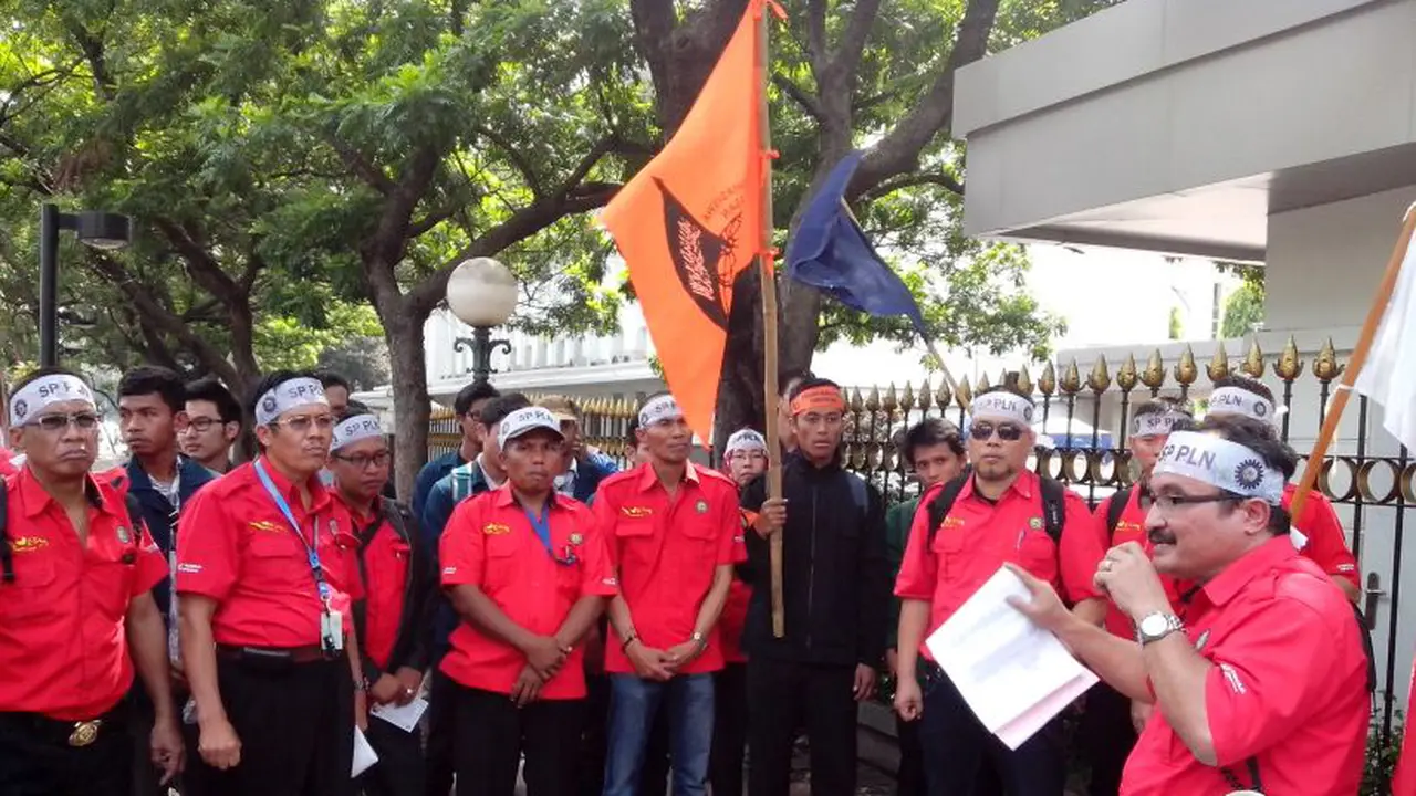 Demo Serikat Pekerja PLN di Kantor ESDM