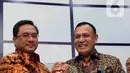 Ketua KPK Firli Bahuri (kanan) bersalaman dengan Ketua BPK Agung Firman Sampurna usai menggelar pertemuan di Gedung BPK, Jakarta, Selasa (7/1/2020). BPK dan KPK menyepakati kerja sama tindak lanjut hasil pemeriksaan yang berindikasi kerugian negara dan unsur pidana. (Liputan6.com/Johan Tallo)